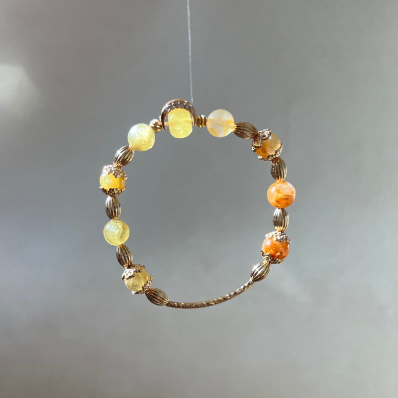 斜陽｜Falling Sun｜獨家設計系列｜金祖母黃膠花蜜蠟車輪珠手鍊
