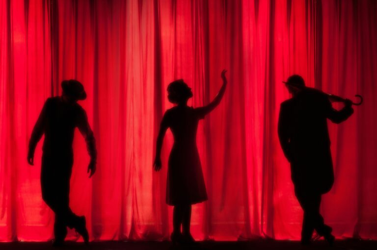 舞台上的一齣影子舞