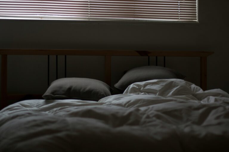 床上的枕頭與棉被